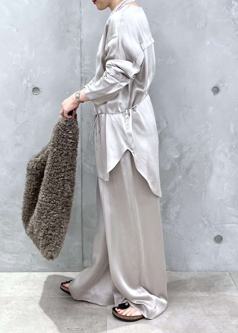 グレー系のその他パンツ、グレー系のシャツ/ブラウス、ブラウン系のトートバッグを着用したレディースの夏コーディネートの6枚目の写真