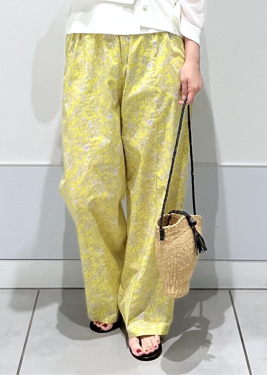 ブラック系のサンダル、イエロー系のその他パンツ、ホワイト系のタンクトップを着用したレディースの夏コーディネートの7枚目の写真