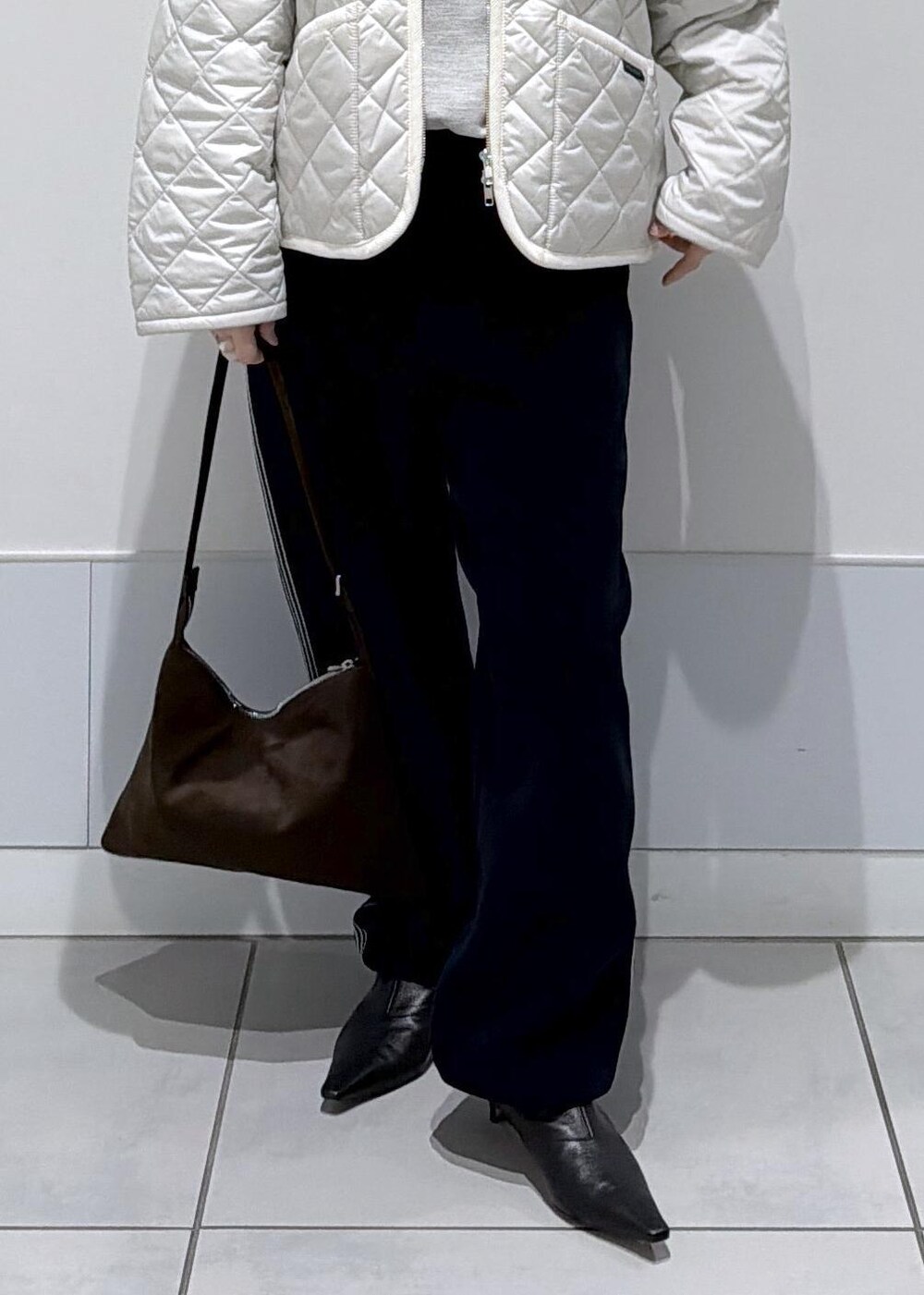 ブラック系のその他パンツ、ブラウン系のショルダーバッグ、ピンク系のブルゾンを着用したレディースの秋コーディネートの8枚目の写真