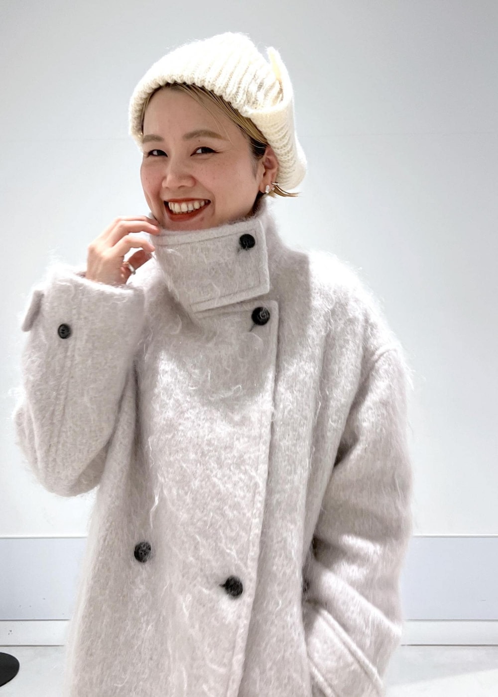 グレー系のその他アウター、ホワイト系のキャミソール、ホワイト系のカーゴパンツを着用したレディースの冬コーディネートの7枚目の写真