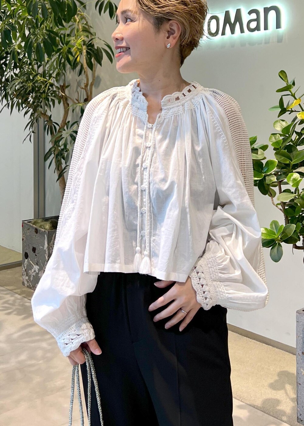 ブラック系のその他パンツ、シルバー系のトートバッグ、ホワイト系のシャツ/ブラウスを着用したレディースの夏コーディネートの5枚目の写真