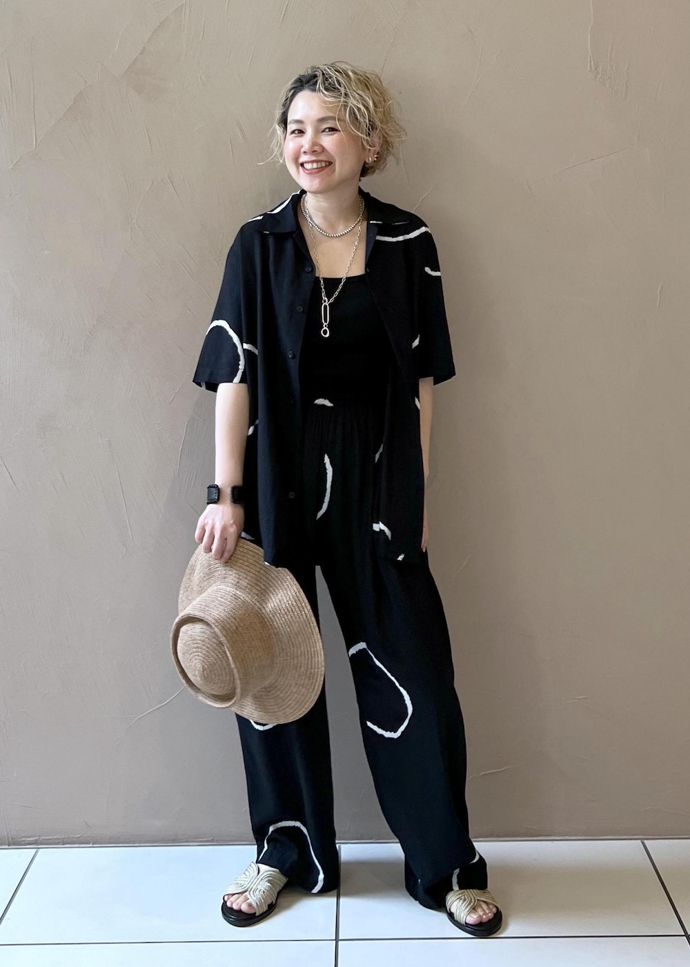 ゴールド系のサンダル、ブラック系のタンクトップ、ブラック系のルームウェア/パジャマを着用したレディースの春コーディネートの2枚目の写真