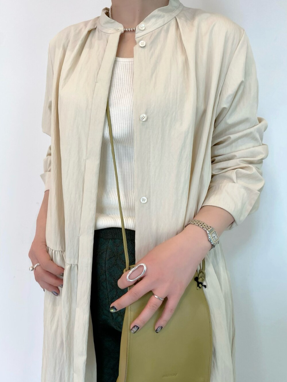 グリーン系のその他パンツ、ホワイト系のワンピース、ホワイト系のニット/セーターを着用したレディースの春コーディネートの4枚目の写真