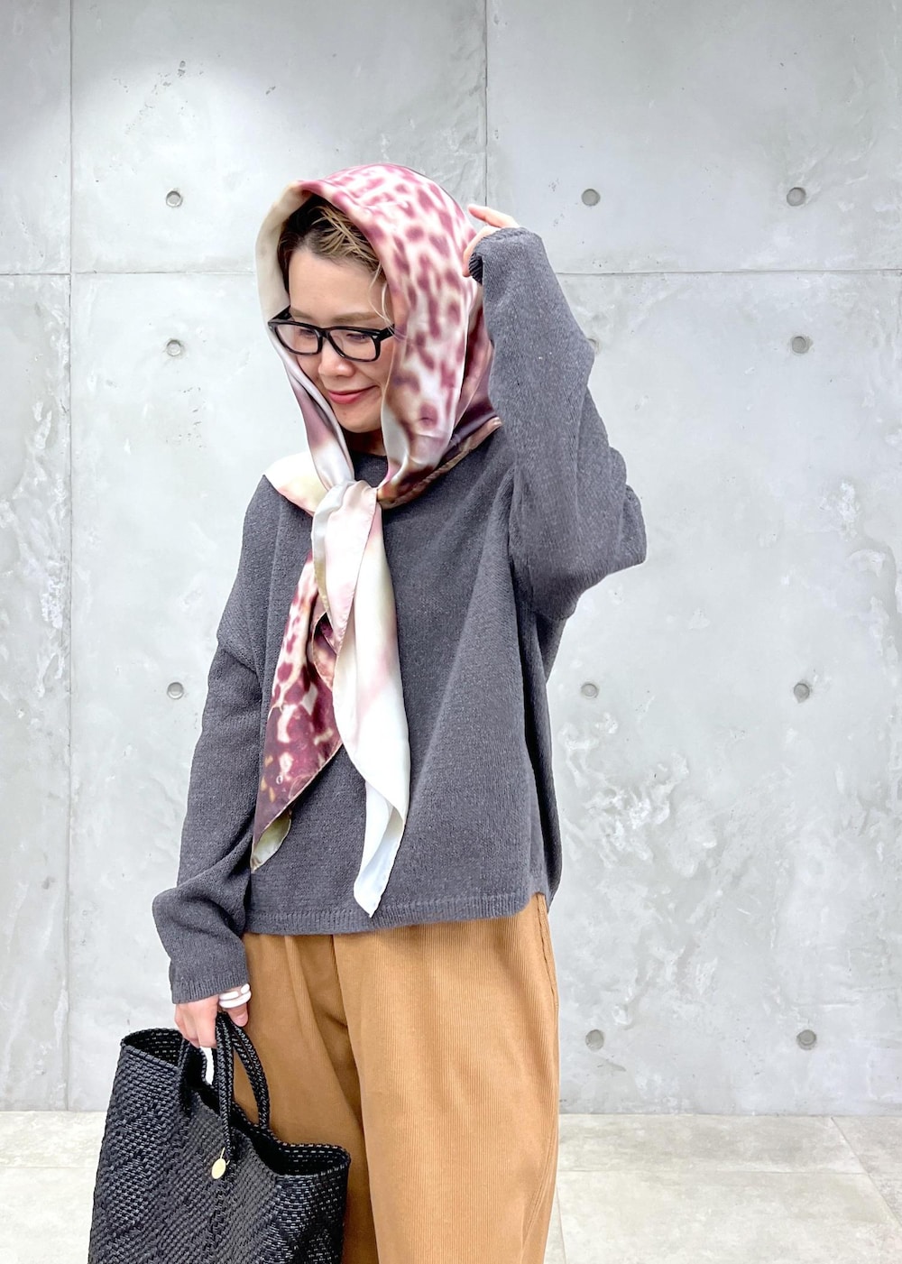 「サロンアダムエロペ、Baserange、ベースレンジ、イージーパンツ、ワイドパンツ、ワイドリブパンツ、リブパンツ、ドゥフト、シルクスカーフ、大判スカーフ、PELLICO SUNNY、ペリーコサニー、メッシュブーツ、Letra、レトラ」|「Letraの【Letra(レトラ)for SALON】PRAYA short XS/プラヤメルカドバッグ(かごバッグ、ブラック系)」を使った、Hiromさん(レディース・154cm)の冬コーディネートの6枚目の写真