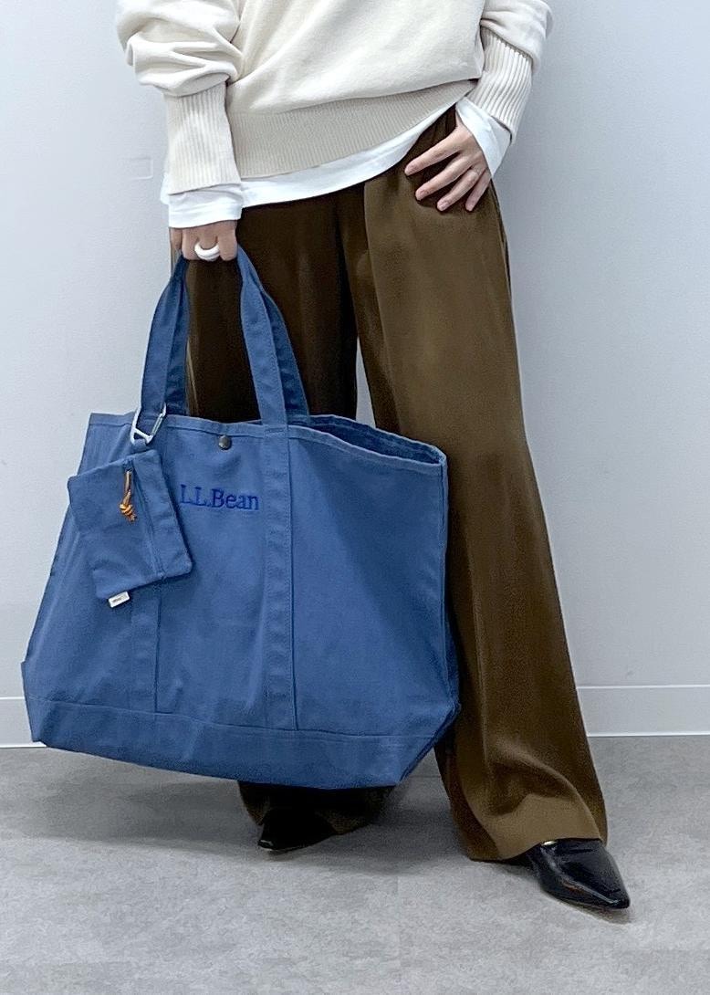 ホワイト系のスウェット、ブラウン系のその他パンツ、ブラック系のローファーを着用したレディースの秋コーディネートの6枚目の写真