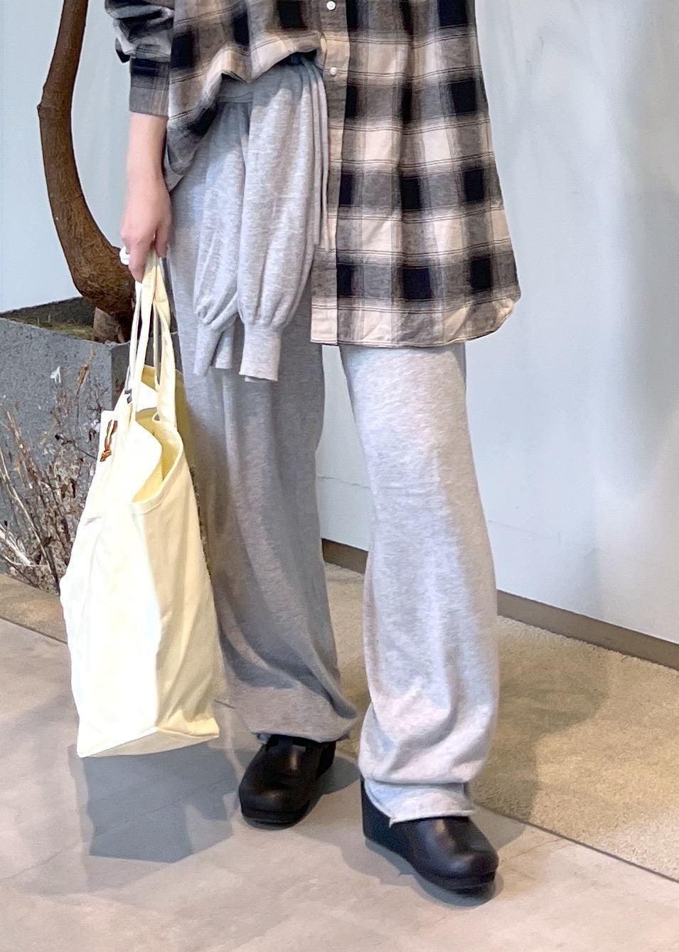 ブラック系のスニーカー、イエロー系のトートバッグを着用したレディースの秋コーディネートの9枚目の写真