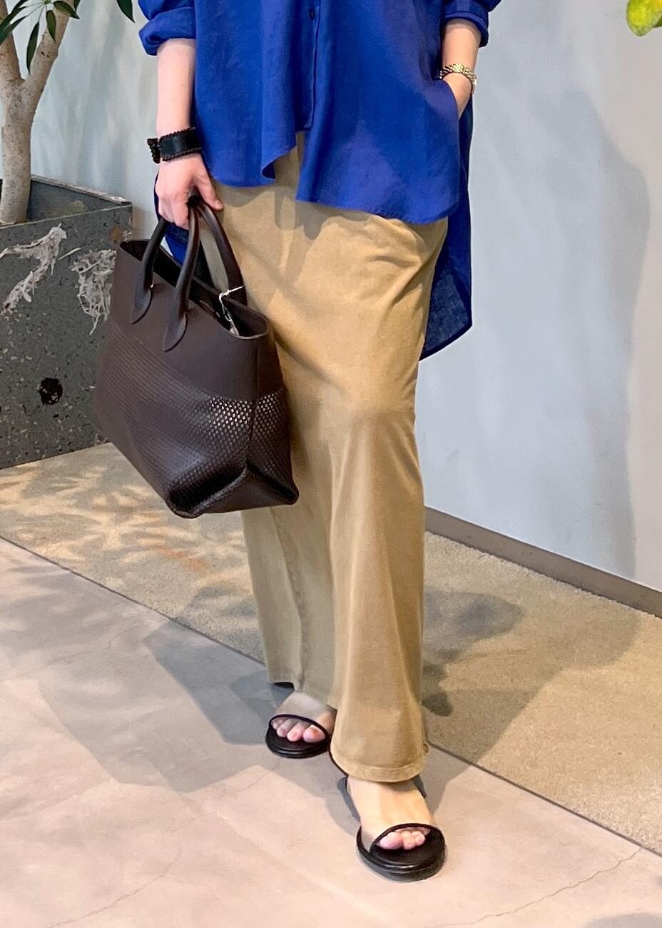 ブルー系のシャツ/ブラウス、ブラウン系のトートバッグ、ブラウン系のワンピースを着用したレディースの夏コーディネートの8枚目の写真