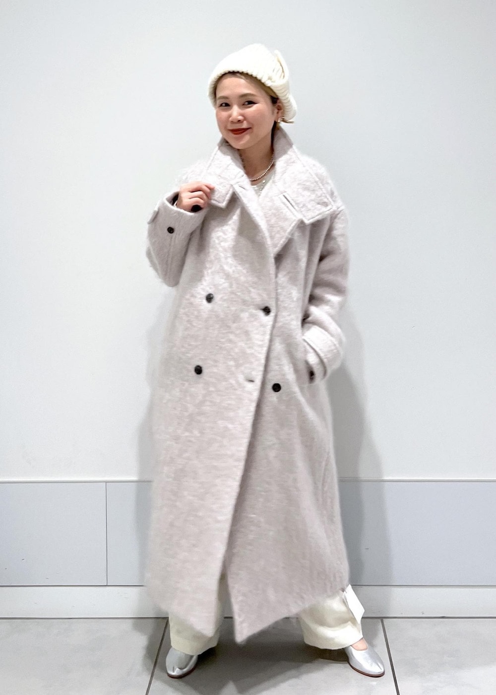 グレー系のその他アウター、ホワイト系のキャミソール、ホワイト系のカーゴパンツを着用したレディースの冬コーディネートの3枚目の写真