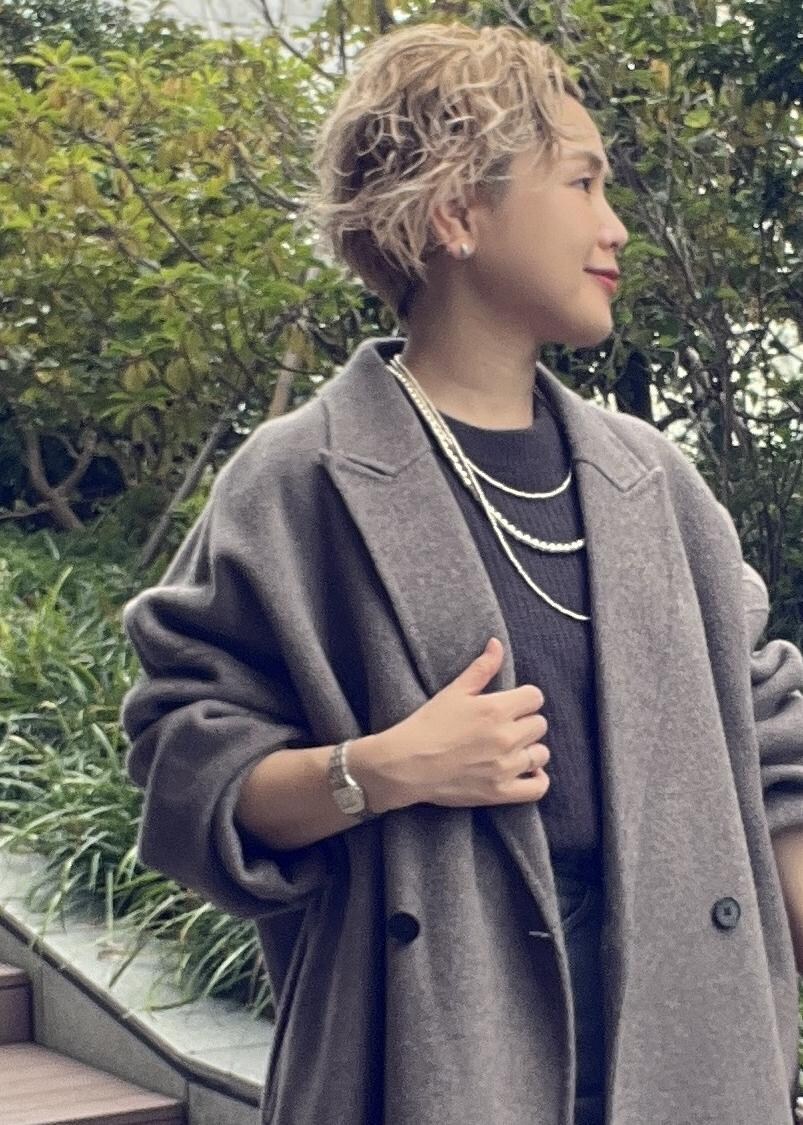 グレー系のニット/セーター、ブラック系のショルダーバッグ、ブラウン系のその他アウターを着用したレディースの秋コーディネートの8枚目の写真