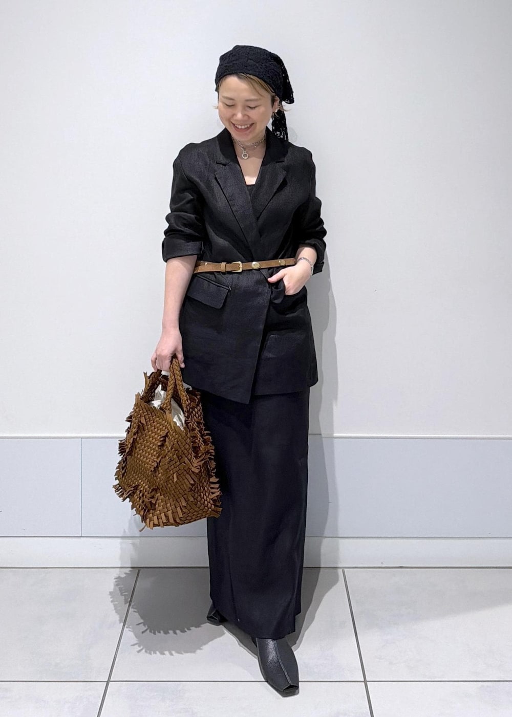 ブラック系のその他シューズ、ブラック系のスカート、ブラック系のテーラードジャケットを着用したレディースの冬コーディネートの3枚目の写真