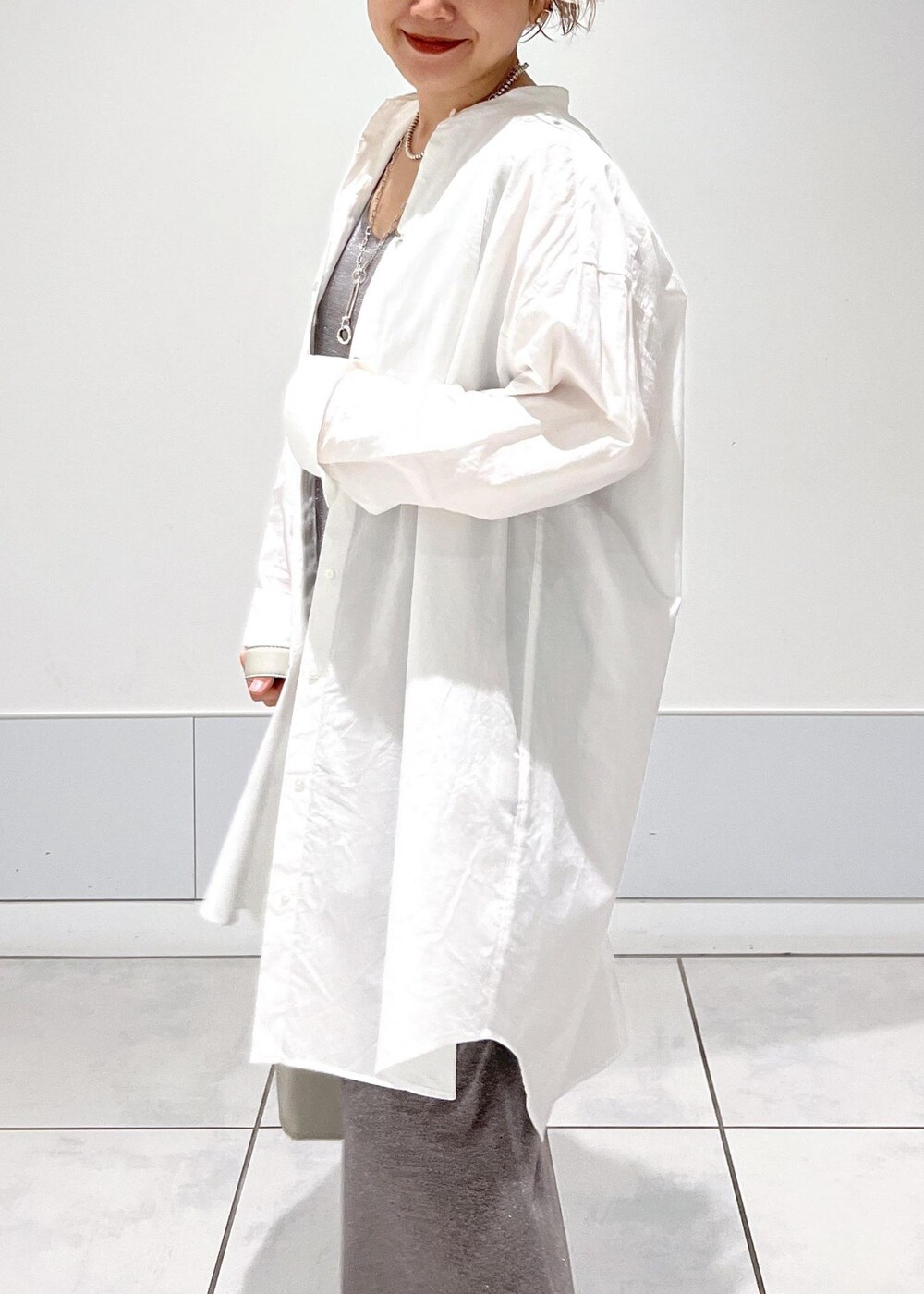 グレー系のショルダーバッグ、ブラック系のその他パンツ、シルバー系のワンピースを着用したレディースの夏コーディネートの7枚目の写真