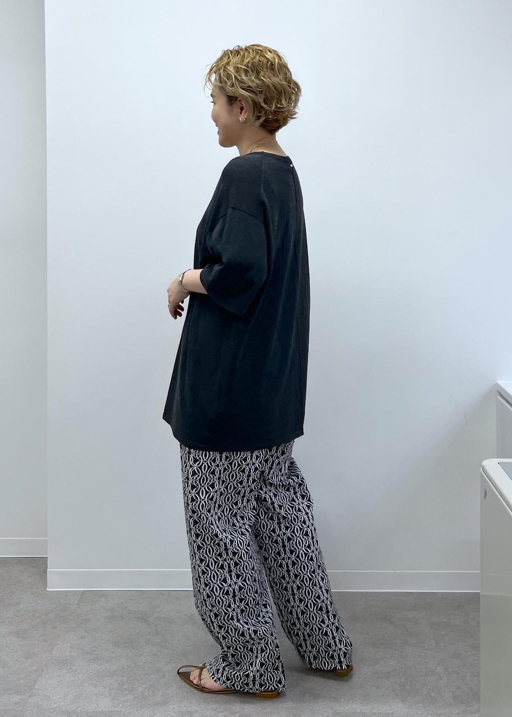 グレー系のTシャツ/カットソー、その他のサンダル、ブラック系のショルダーバッグを着用したレディースの春コーディネートの5枚目の写真