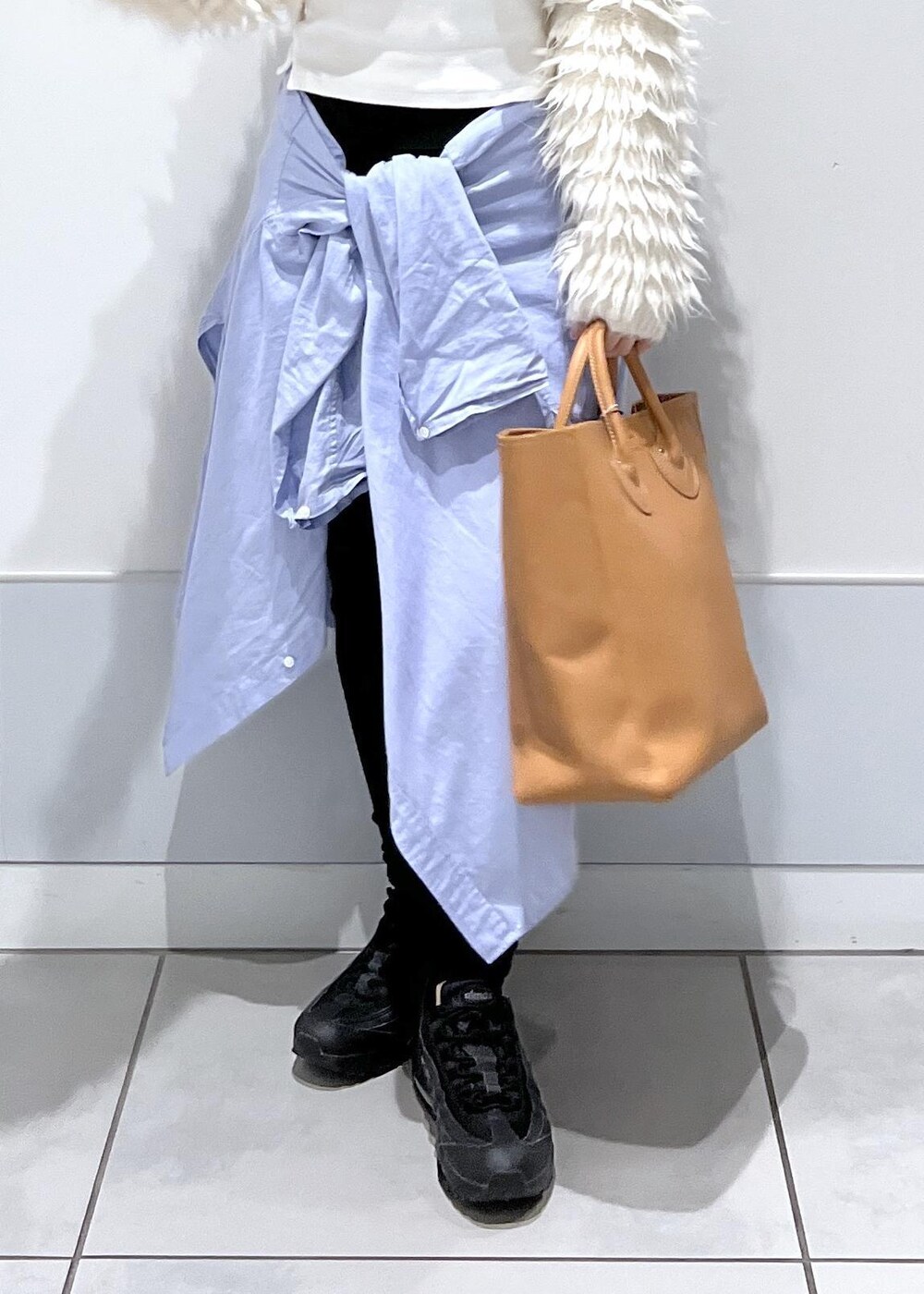 ホワイト系のカーディガン/ボレロ、ブラック系のその他パンツを着用したレディースの秋コーディネートの7枚目の写真