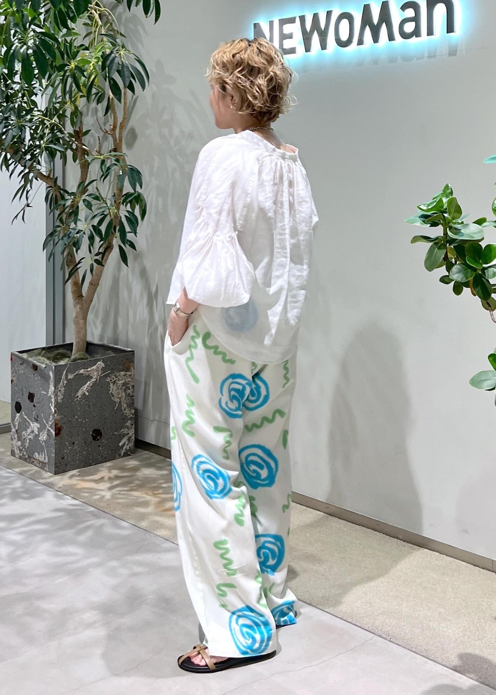 「サロンアダムエロペ、40代コーデ、SUKU、SUKU HOME、スク、スクホーム、MAISON N.H PARIS、メゾンエヌアッシュパリ、MOHI、モヒ、初春コーデ、春コーデ、初夏コーデ、夏コーデ、デートコーデ」｜「MOHIの【MOHI（モヒ）】サンダル（サンダル、ベージュ系）」を使った、Hiromさん（レディース・154cm）の春コーディネートの9枚目の写真