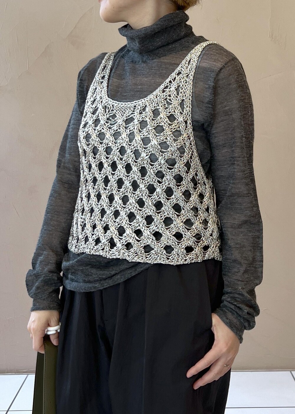 シルバー系のベスト、グレー系のニット/セーター、ブラック系のその他パンツを着用したレディースの秋コーディネートの7枚目の写真