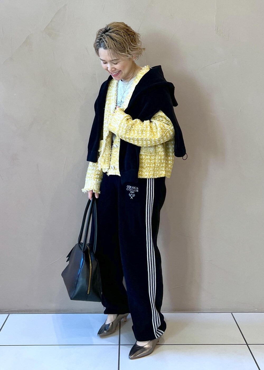 イエロー系のカーディガン/ボレロ、ブラック系のカーディガン/ボレロ、グレー系のTシャツ/カットソーを着用したレディースの冬コーディネートの8枚目の写真