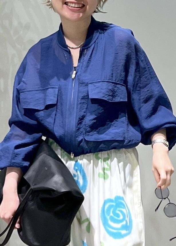 ブラック系のサンダル、ブルー系のブルゾン、ブラック系のサングラスを着用したレディースの春コーディネートの6枚目の写真