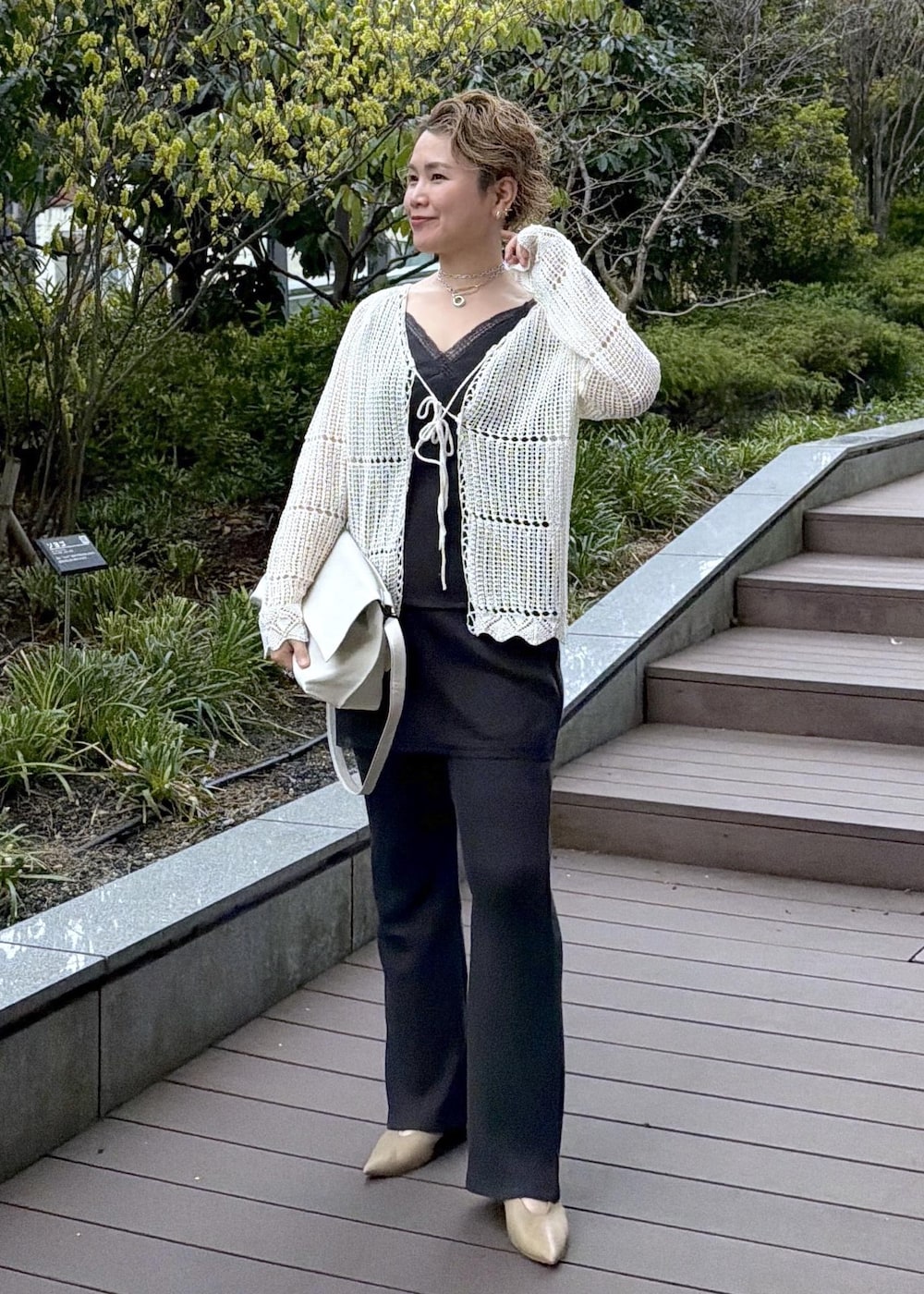 ベージュ系のパンプス、ホワイト系のカーディガン/ボレロ、グレー系のキャミソールを着用したレディースの春コーディネートの2枚目の写真