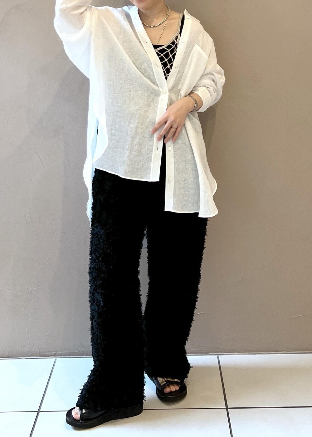 ホワイト系のシャツ/ブラウス、ベージュ系のキャミソール、ブラック系のその他パンツを着用したレディースの春コーディネートの8枚目の写真