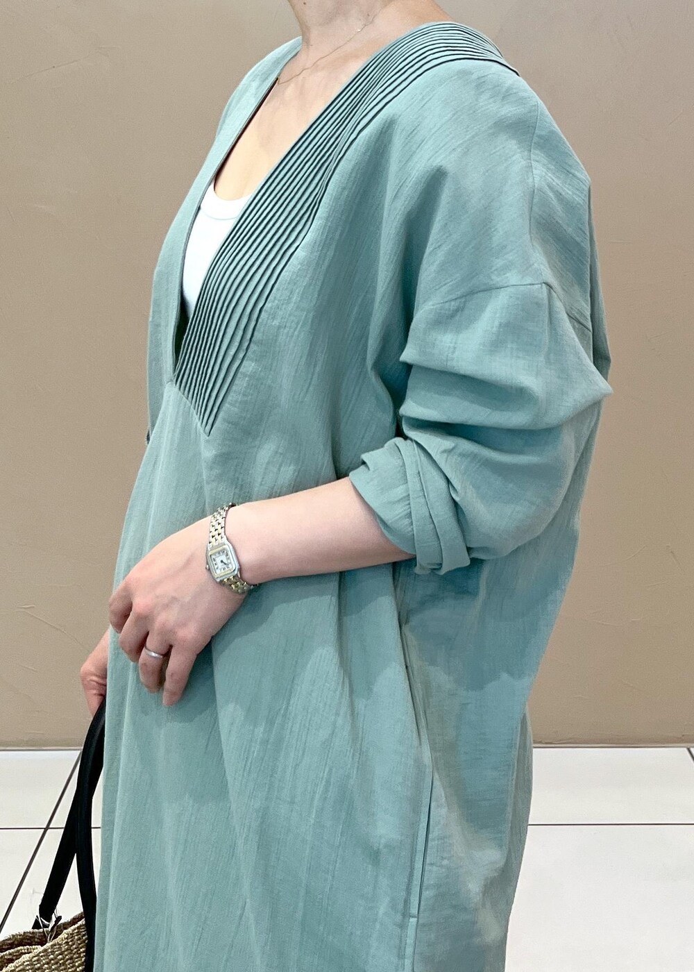 ホワイト系のトートバッグ、グリーン系のワンピース、ホワイト系のその他パンツを着用したレディースの春コーディネートの8枚目の写真