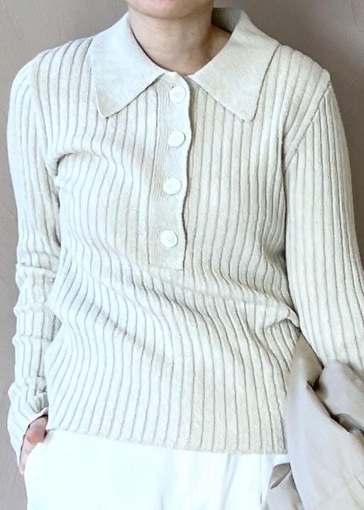 ベージュ系のハンドバッグ、ホワイト系のその他パンツ、ホワイト系のニット/セーターを着用したレディースの冬コーディネートの3枚目の写真