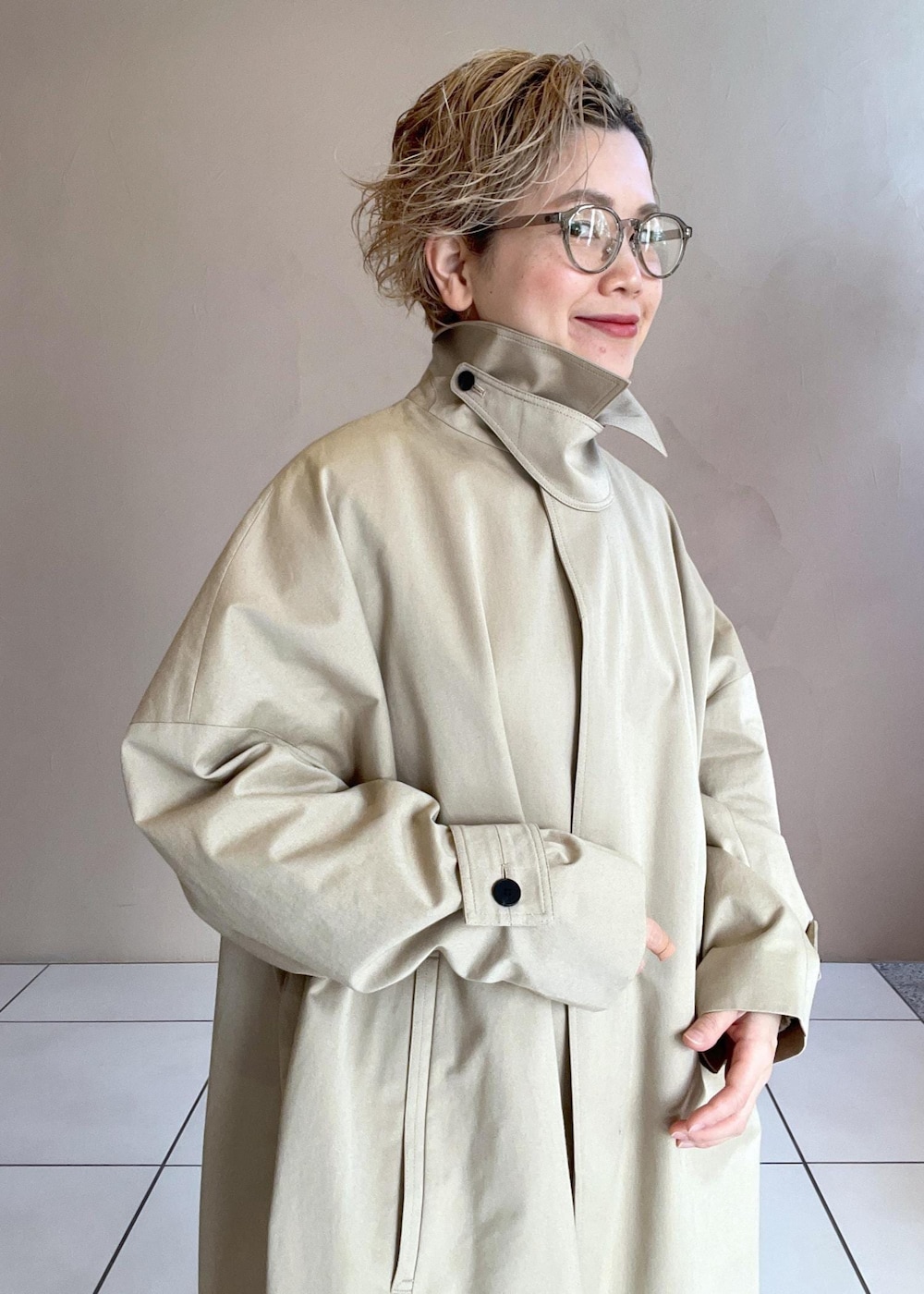 ベージュ系のボストンバッグ、ホワイト系のその他パンツ、ホワイト系のニット/セーターを着用したレディースの冬コーディネートの7枚目の写真