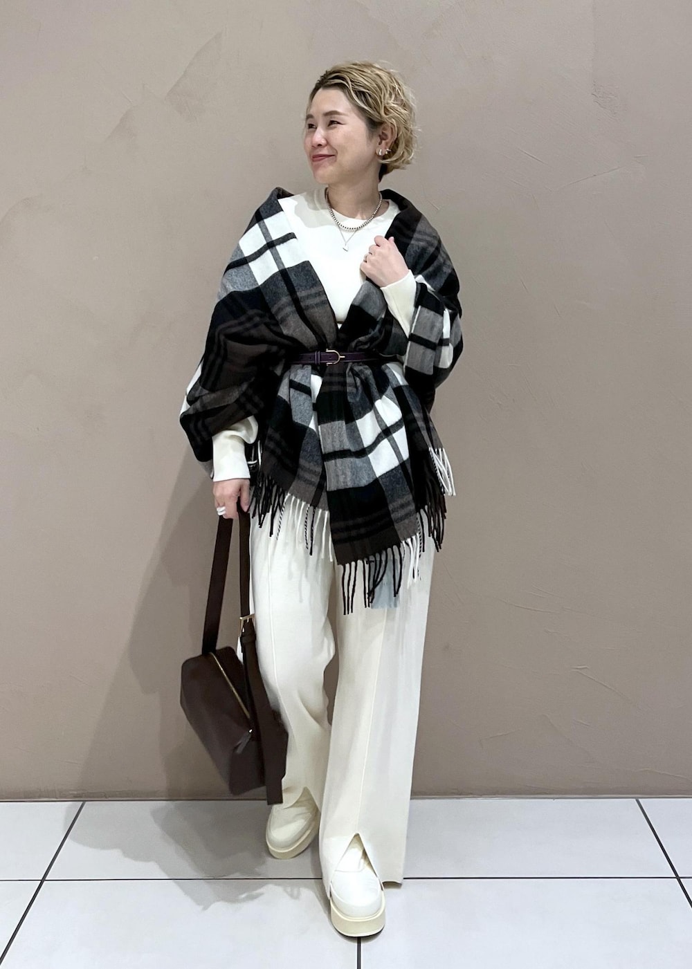 ブラウン系のショルダーバッグ、ホワイト系のスウェット、ホワイト系のその他パンツを着用したレディースの秋コーディネートの2枚目の写真