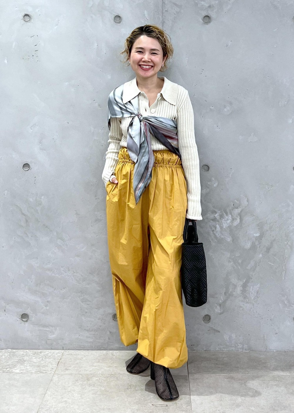 「サロンアダムエロペ、ローシルク、ヴィーガンシルク、シルク、シルクニット、PELLICO SUNNY、ペリーコサニー、メッシュブーツ、Baserange、ベースレンジ、Letra、レトラ、メルカドバッグ、初春コーデ、春コーデ」|「Letraの【Letra(レトラ)for SALON】PRAYA short XS/プラヤメルカドバッグ(かごバッグ、ブラック系)」を使った、Hiromさん(レディース・154cm)の冬コーディネートの4枚目の写真