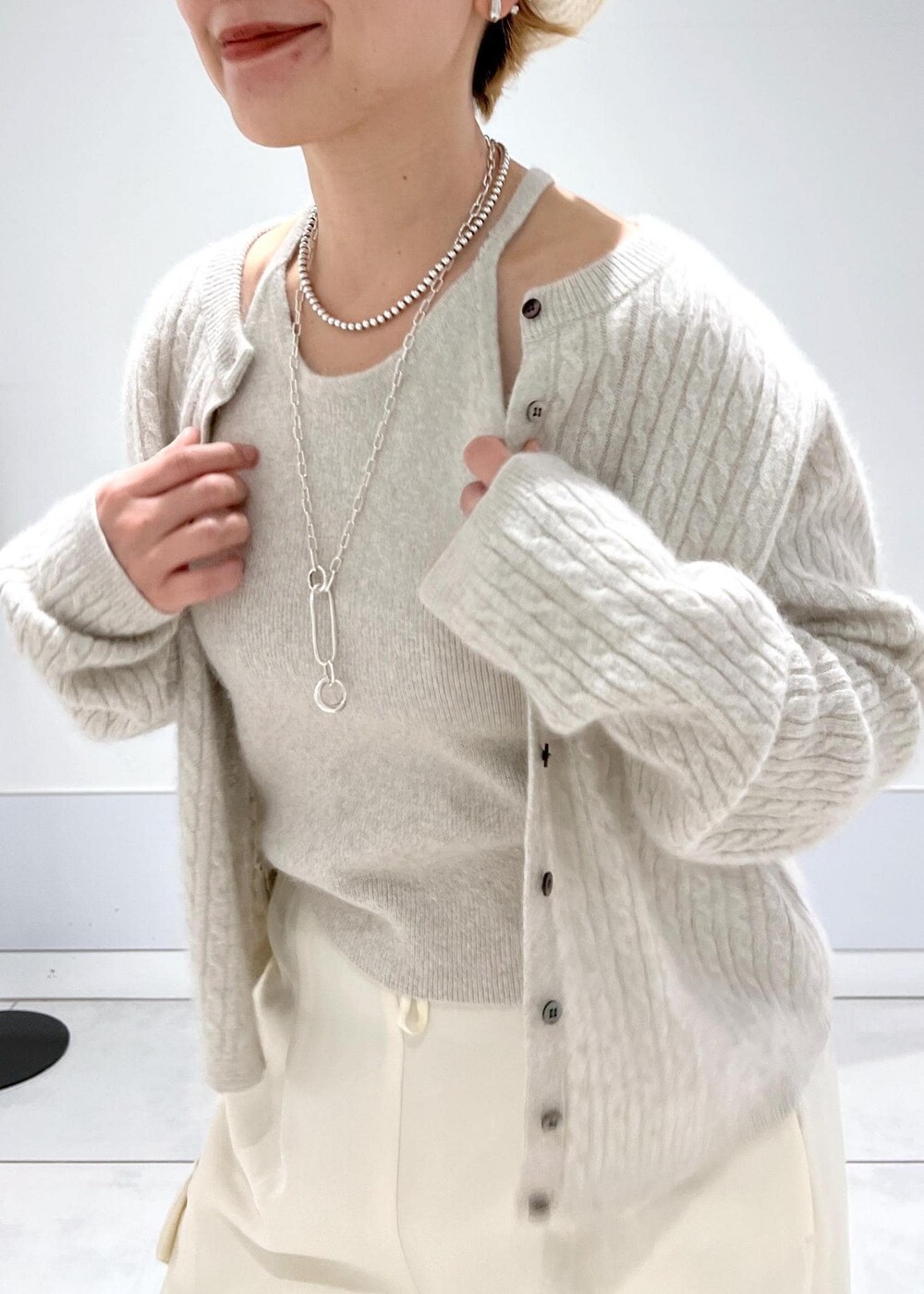 ホワイト系のカーゴパンツ、ホワイト系のキャミソール、ホワイト系のカーディガン/ボレロを着用したレディースの冬コーディネートの6枚目の写真