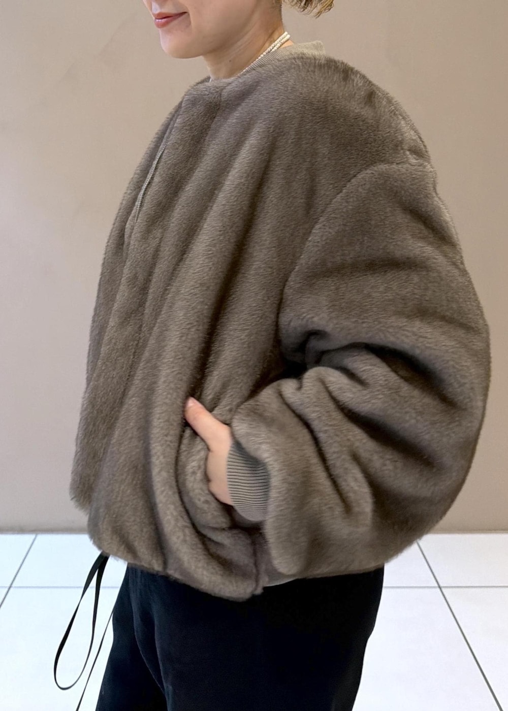 ブラック系のニット/セーター、ブラック系のその他パンツ、グリーン系のMA-1を着用したレディースの秋コーディネートの9枚目の写真