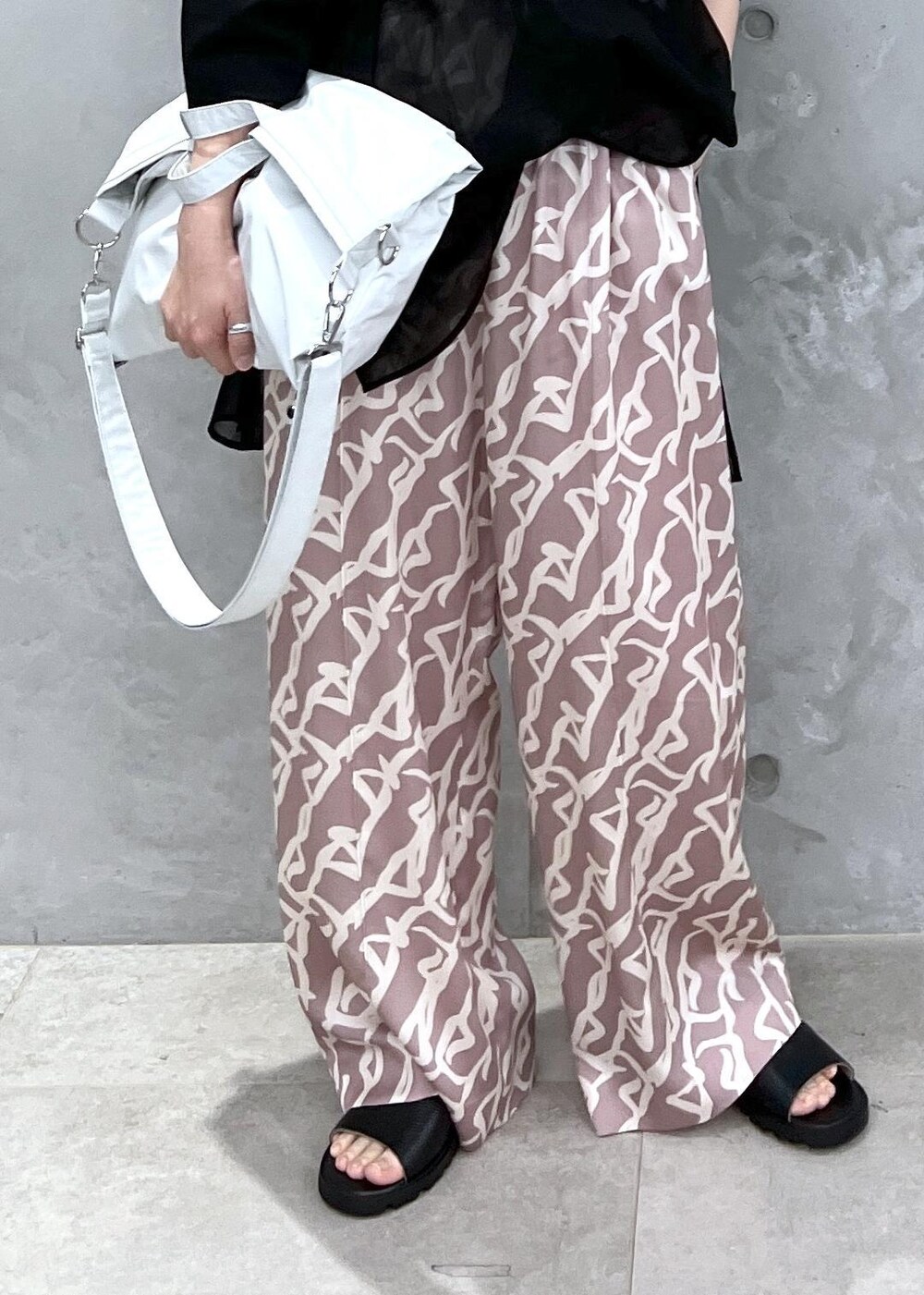 イエロー系のその他パンツ、ブラック系のシャツ/ブラウス、グレー系のトートバッグを着用したレディースの冬コーディネートの7枚目の写真