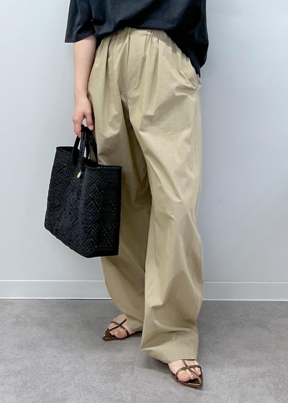 ブラック系のトートバッグ、グレー系のTシャツ/カットソー、その他のサンダルを着用したレディースの春コーディネートの5枚目の写真