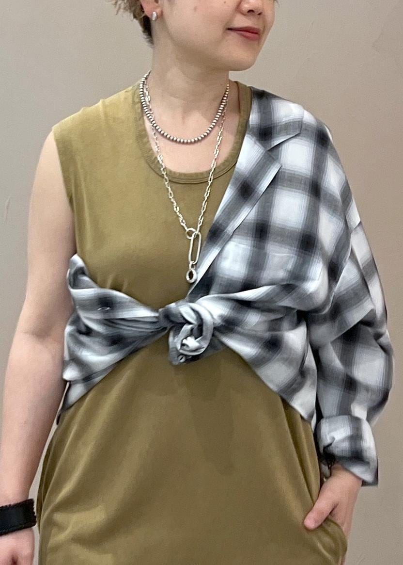 ブラック系のショルダーバッグ、ブラック系のシャツ/ブラウス、ブラウン系のワンピースを着用したレディースの夏コーディネートの7枚目の写真