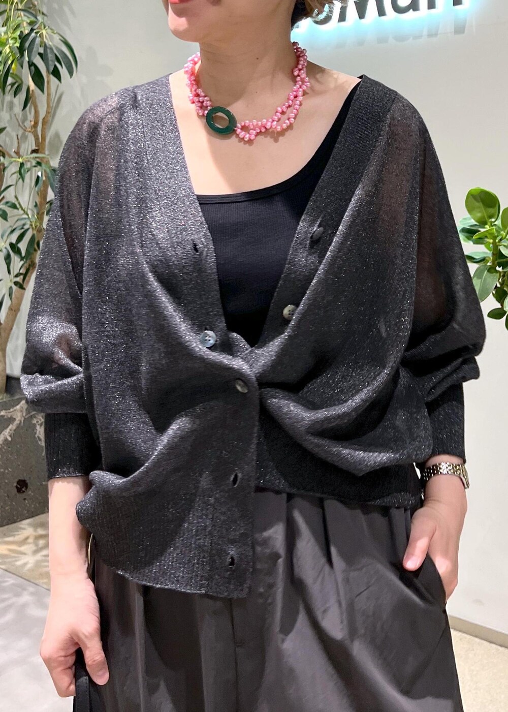 ブラック系のタンクトップ、シルバー系のカーディガン/ボレロ、グレー系のその他パンツを着用したレディースの春コーディネートの7枚目の写真