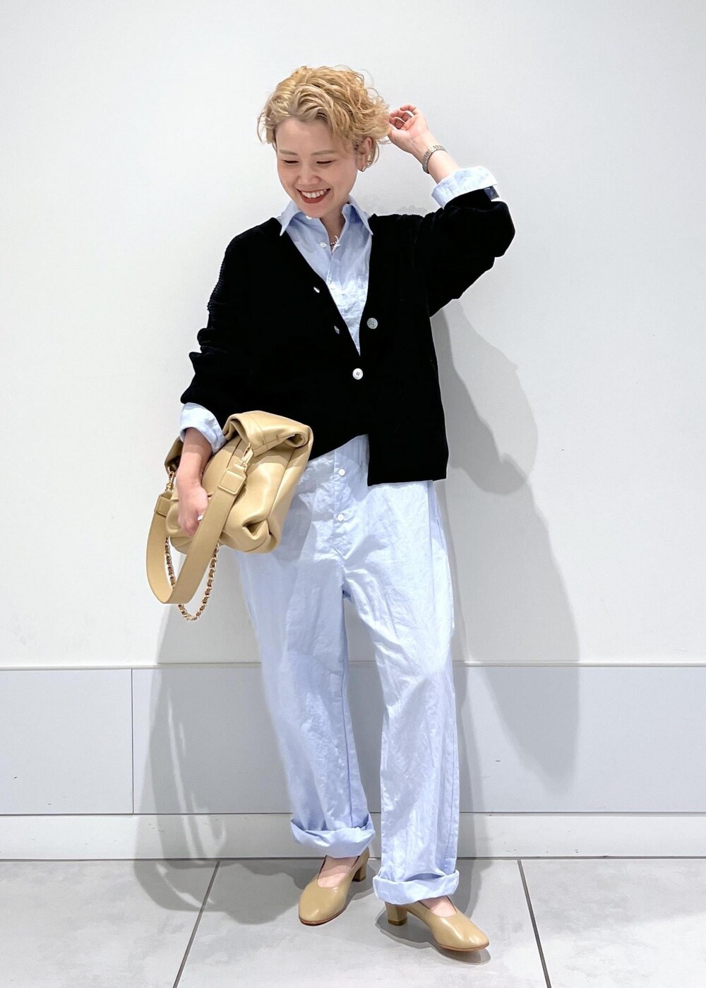 ブラック系のカーディガン/ボレロ、ブラック系のカーディガン/ボレロ、ベージュ系のトートバッグを着用したレディースの夏コーディネートの3枚目の写真