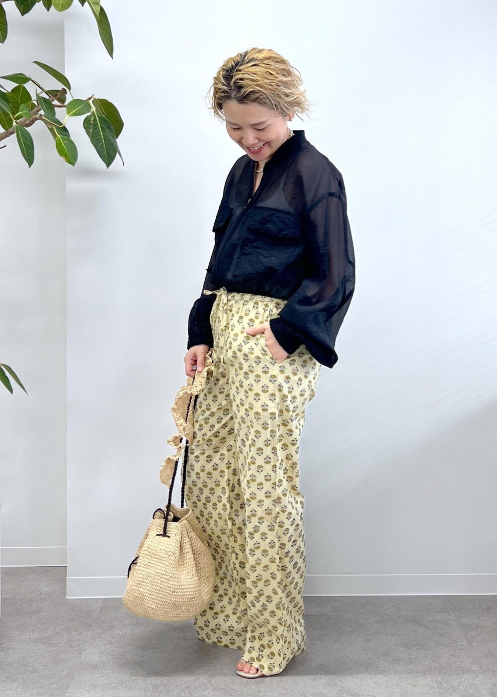 ブラック系のブルゾン、ベージュ系のその他パンツ、グレー系のサンダルを着用したレディースの冬コーディネートの5枚目の写真