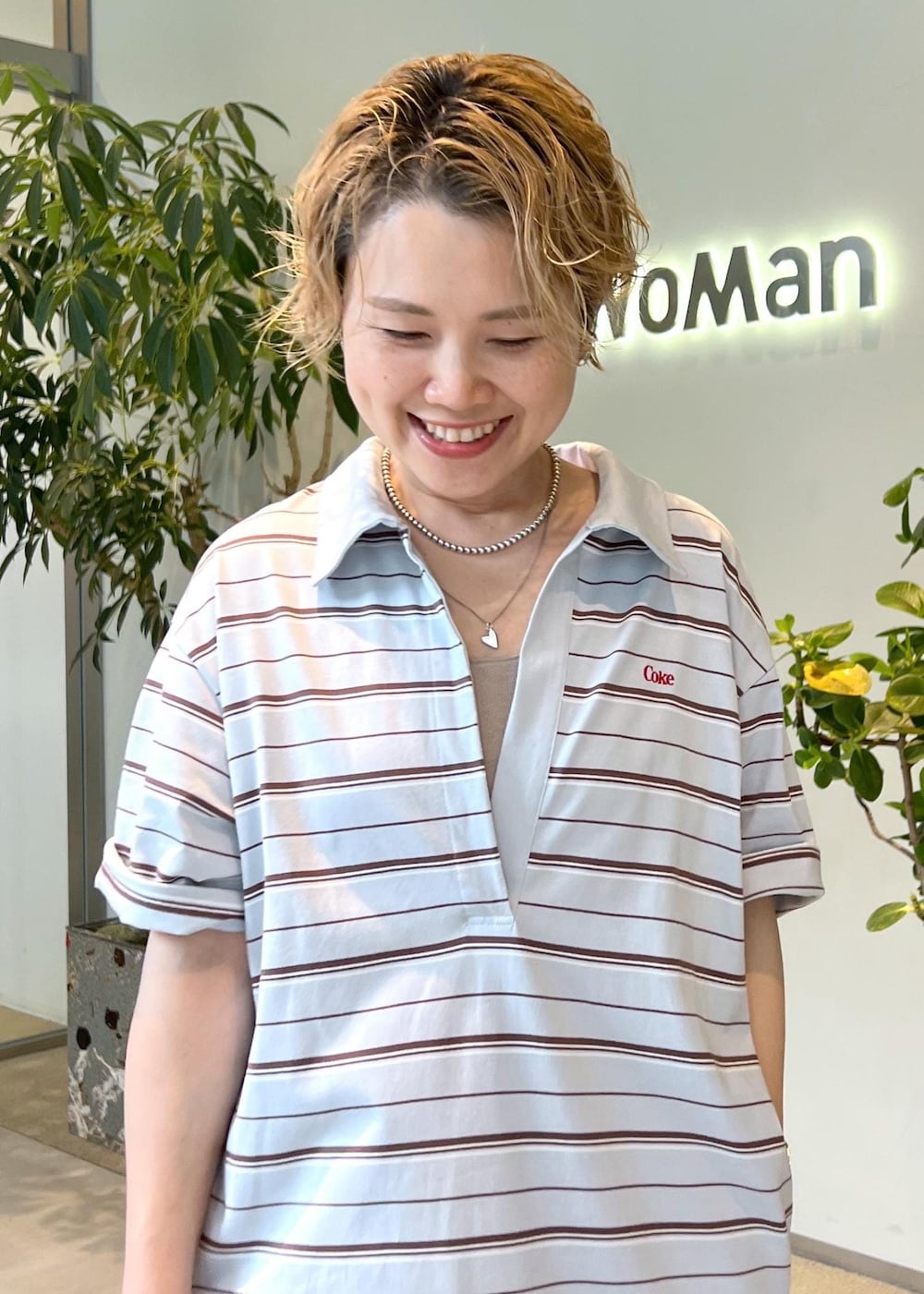 ブラウン系のボストンバッグ、ホワイト系のサンダル、ブルー系のワンピースを着用したレディースの夏コーディネートの7枚目の写真