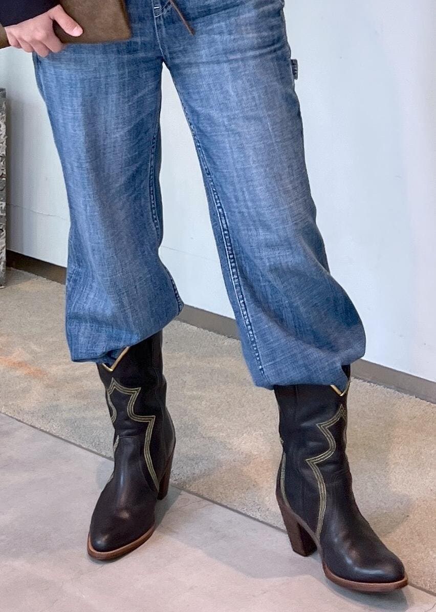 ブラック系のシャツ/ブラウス、ブラウン系のショルダーバッグ、ブルー系のサロペット/オーバーオールを着用したレディースの夏コーディネートの8枚目の写真