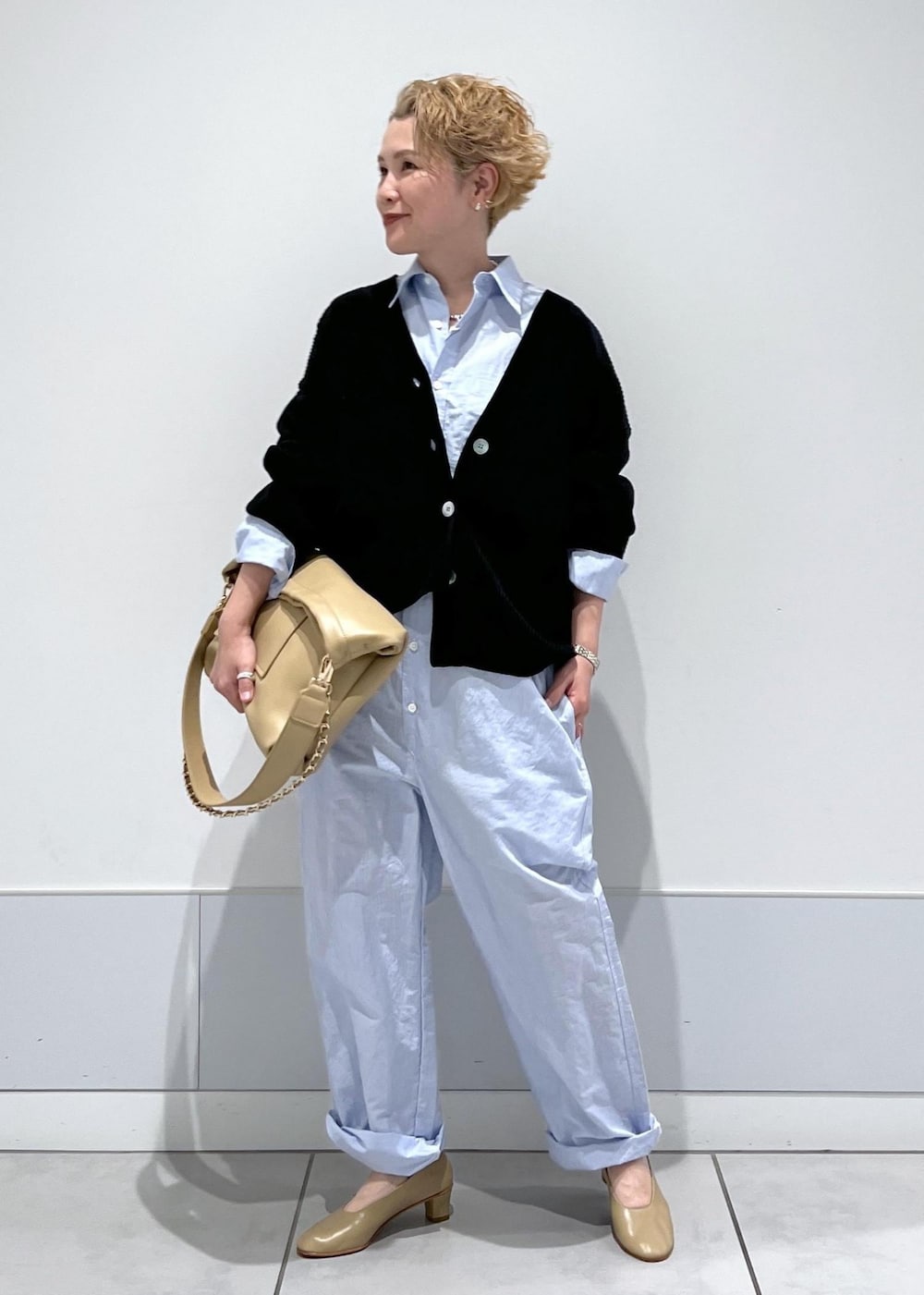 ブラック系のカーディガン/ボレロ、ブラック系のカーディガン/ボレロ、ベージュ系のトートバッグを着用したレディースの夏コーディネートの4枚目の写真