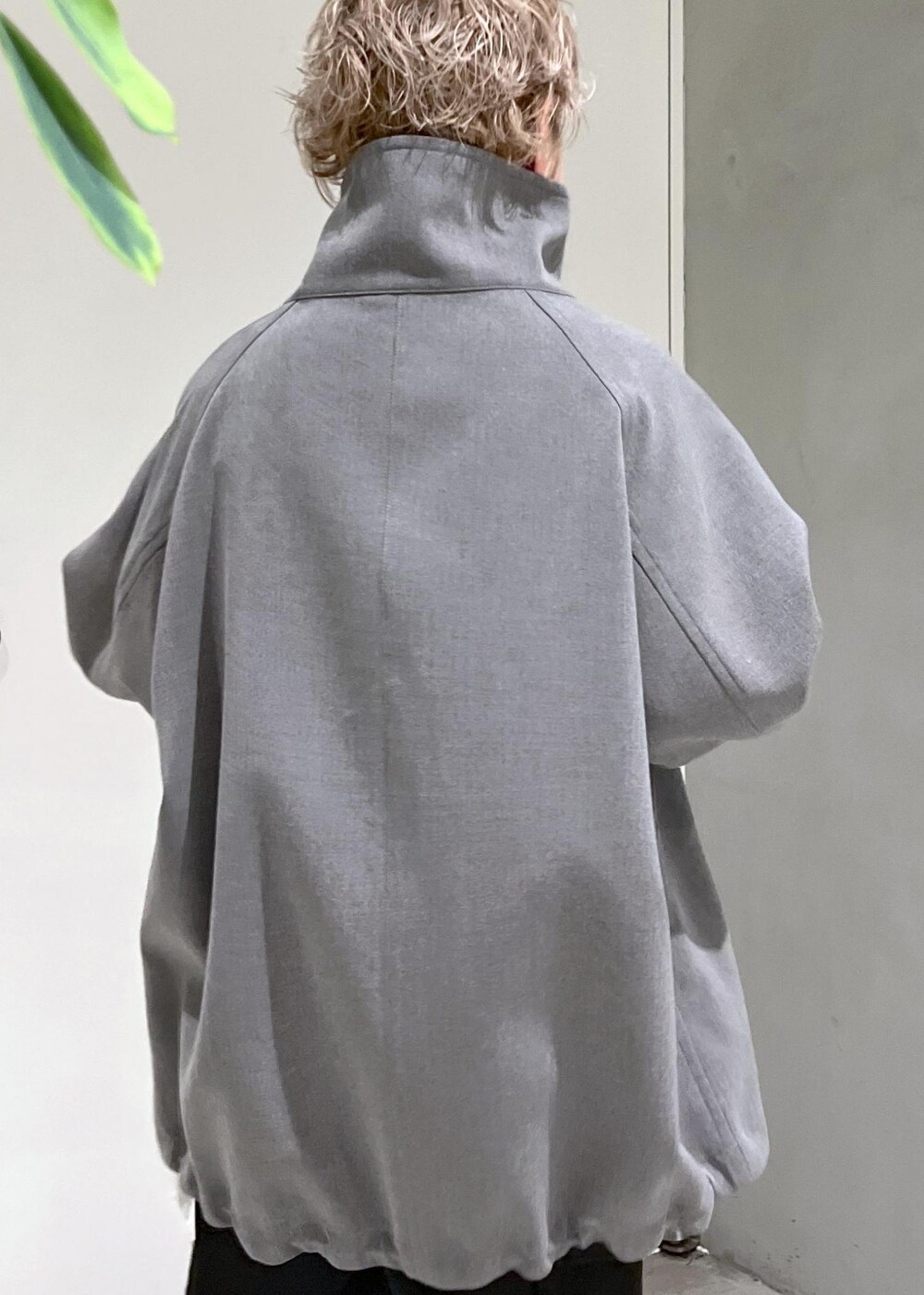 ブラウン系のショルダーバッグ、ブラック系のカーゴパンツ、ホワイト系のスウェットを着用したレディースの秋コーディネートの8枚目の写真