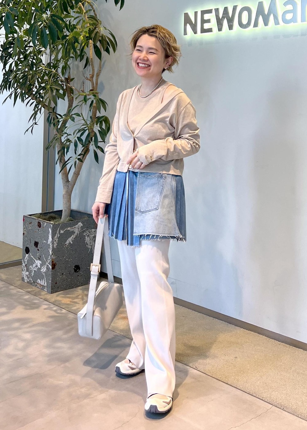 ベージュ系のカーディガン/ボレロ、ベージュ系のその他パンツ、ベージュ系のタンクトップを着用したレディースの春コーディネートの2枚目の写真