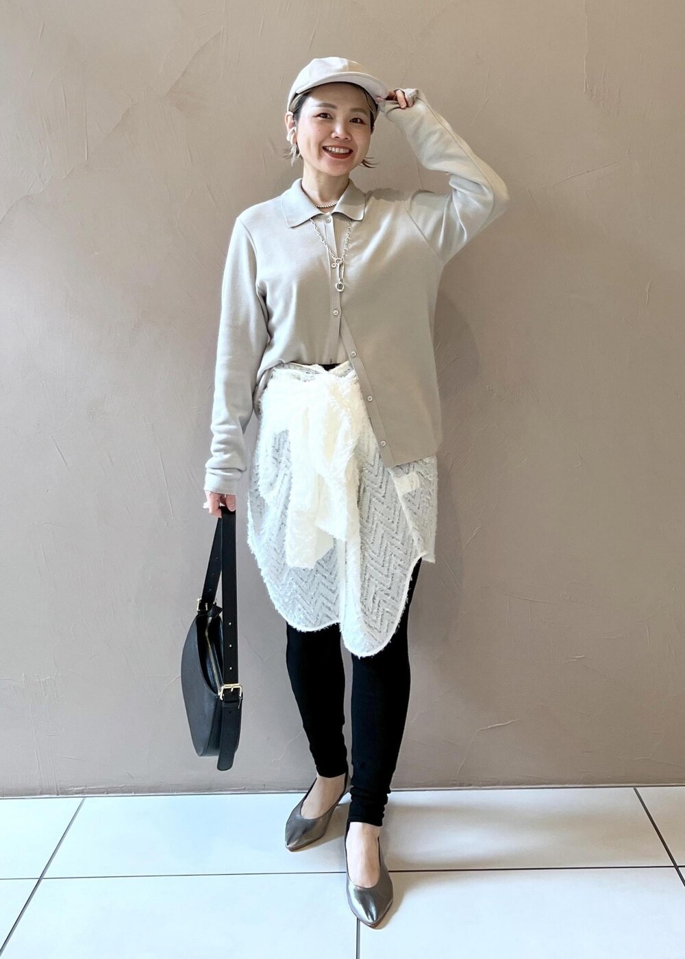 グレー系のカーディガン/ボレロ、ブラック系のショルダーバッグ、ホワイト系のシャツ/ブラウスを着用したレディースの秋コーディネートの2枚目の写真
