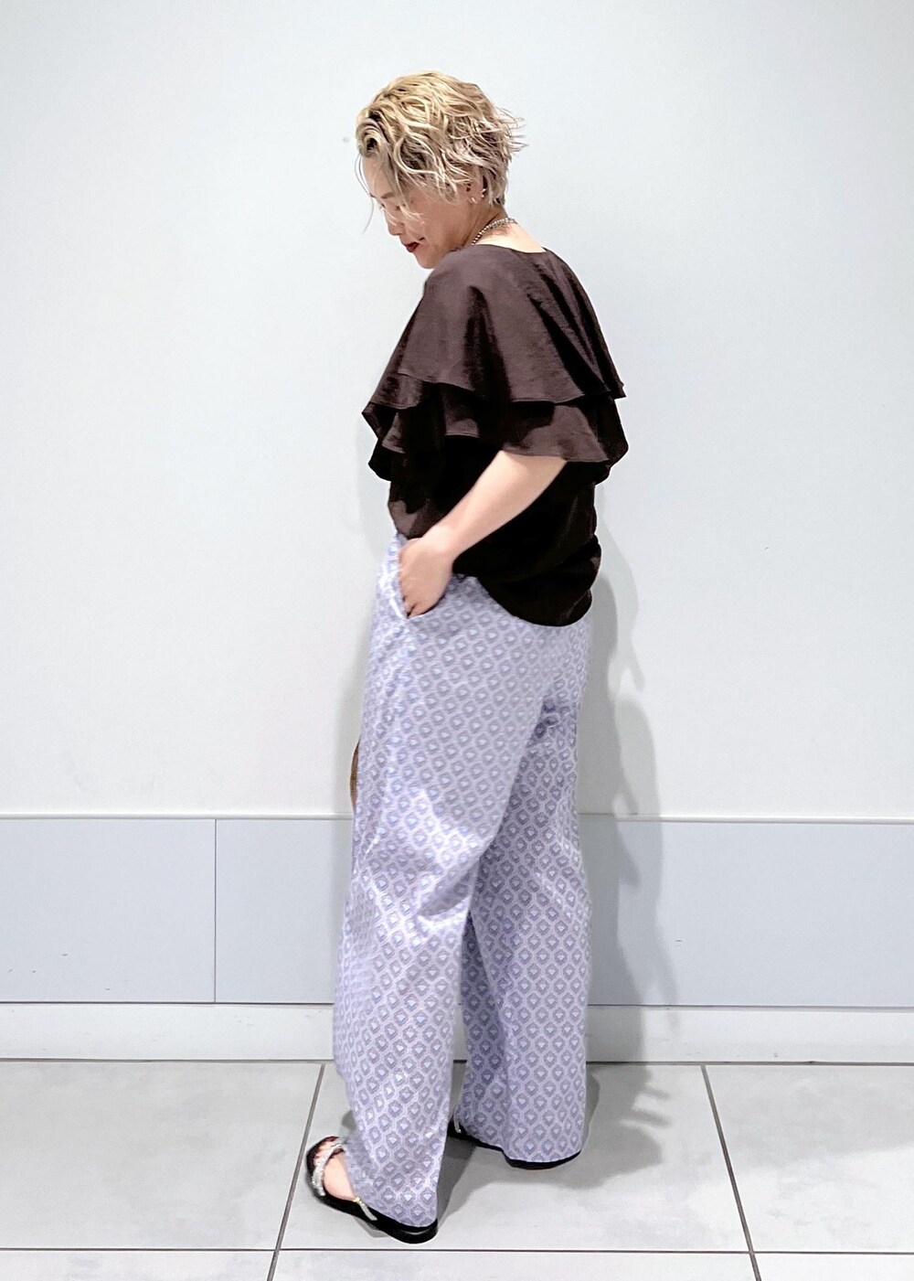 シルバー系のサンダル、ブルー系のその他パンツ、ブラウン系のシャツ/ブラウスを着用したレディースの夏コーディネートの5枚目の写真