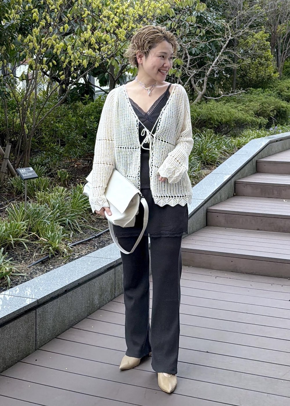 ベージュ系のパンプス、ホワイト系のカーディガン/ボレロ、グレー系のキャミソールを着用したレディースの春コーディネートの4枚目の写真