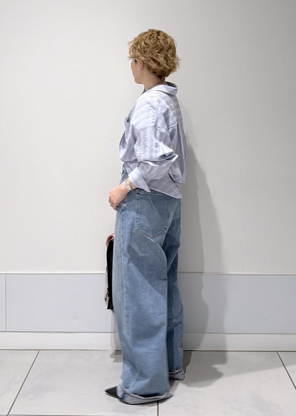 ブルー系のシャツ/ブラウス、ブルー系のデニムパンツを着用したレディースの冬コーディネートの4枚目の写真