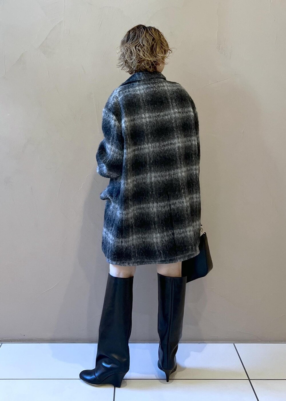 グレー系のジャンパースカート、グレー系のその他アウター、ブラック系のTシャツ/カットソーを着用したレディースの秋コーディネートの4枚目の写真