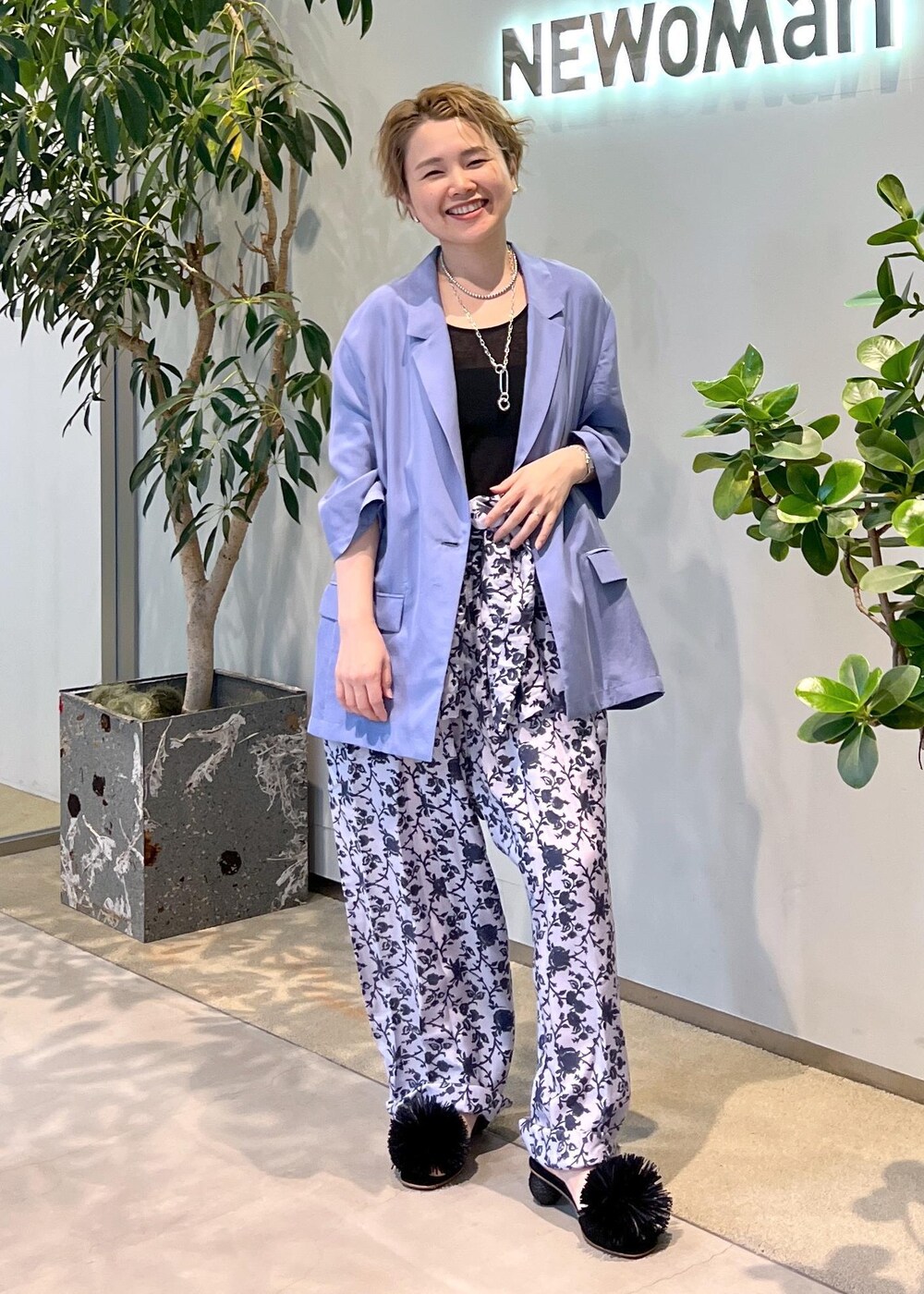 ブルー系のシャツ/ブラウス、ブラウン系のボストンバッグ、ブラック系のサンダルを着用したレディースの夏コーディネートの3枚目の写真