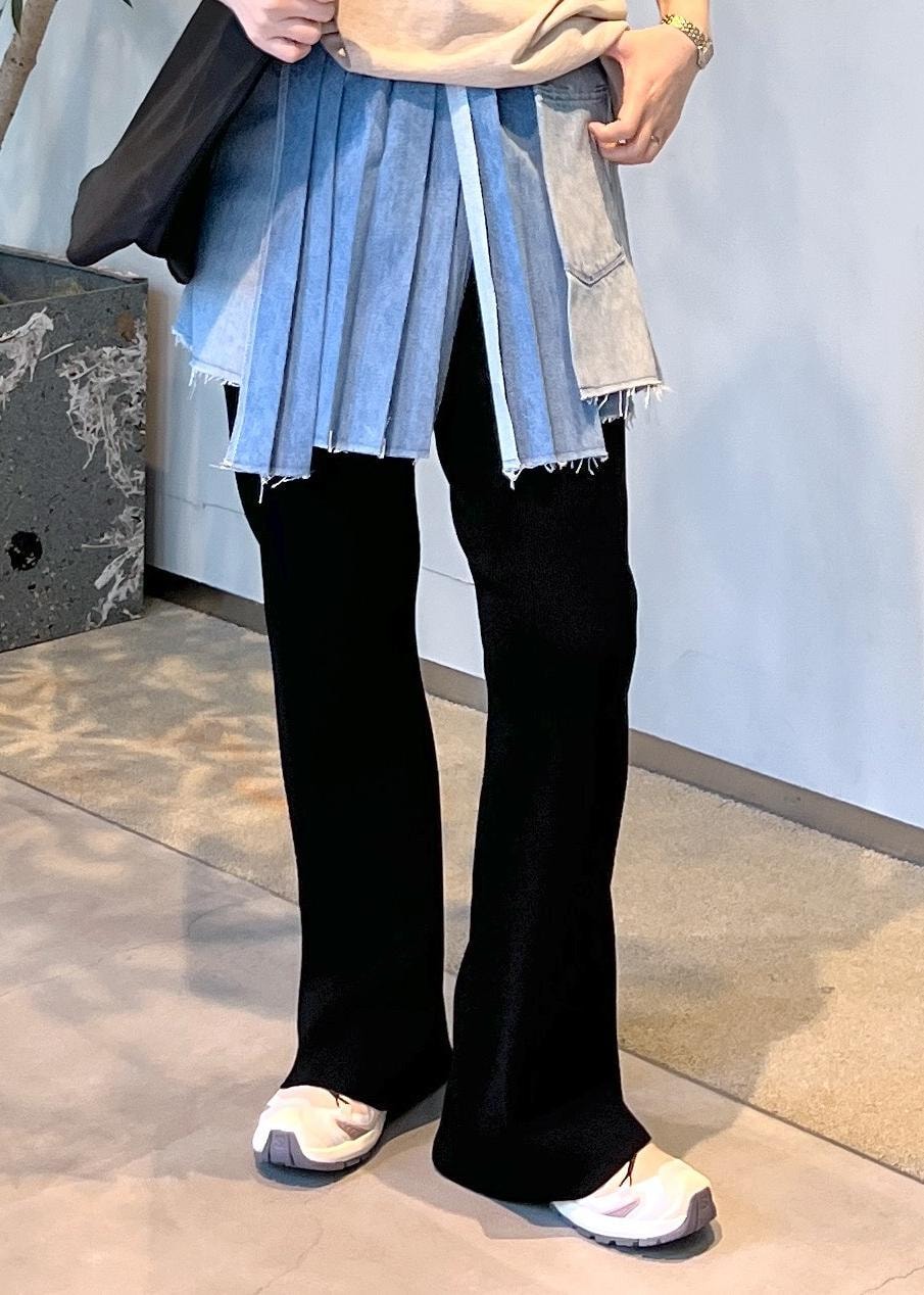 ブラック系のその他パンツ、ベージュ系のTシャツ/カットソー、ベージュ系のスニーカーを着用したレディースの春コーディネートの8枚目の写真