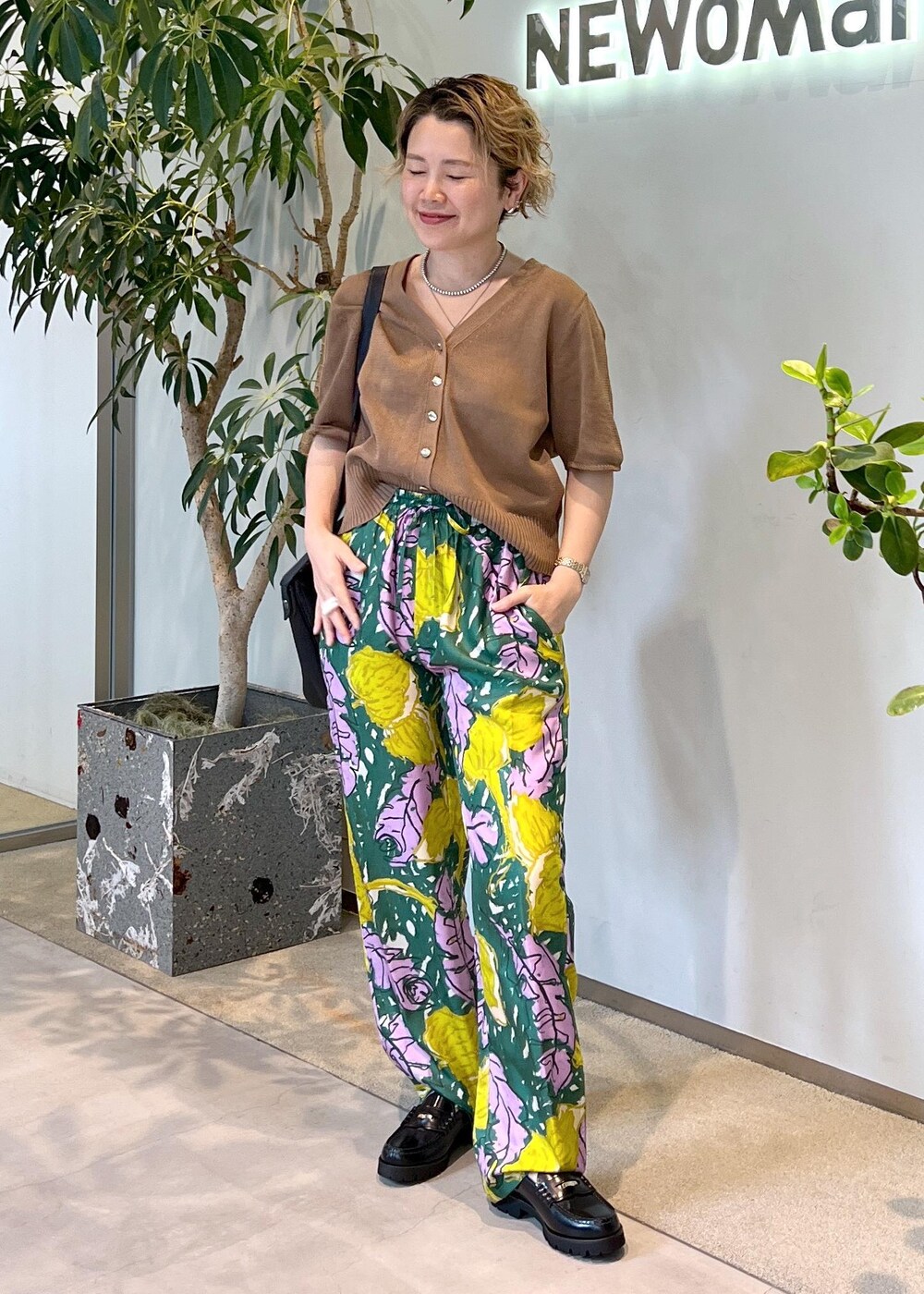 ブラック系のローファー、イエロー系のカーディガン/ボレロ、グリーン系のその他パンツを着用したレディースの夏コーディネートの4枚目の写真