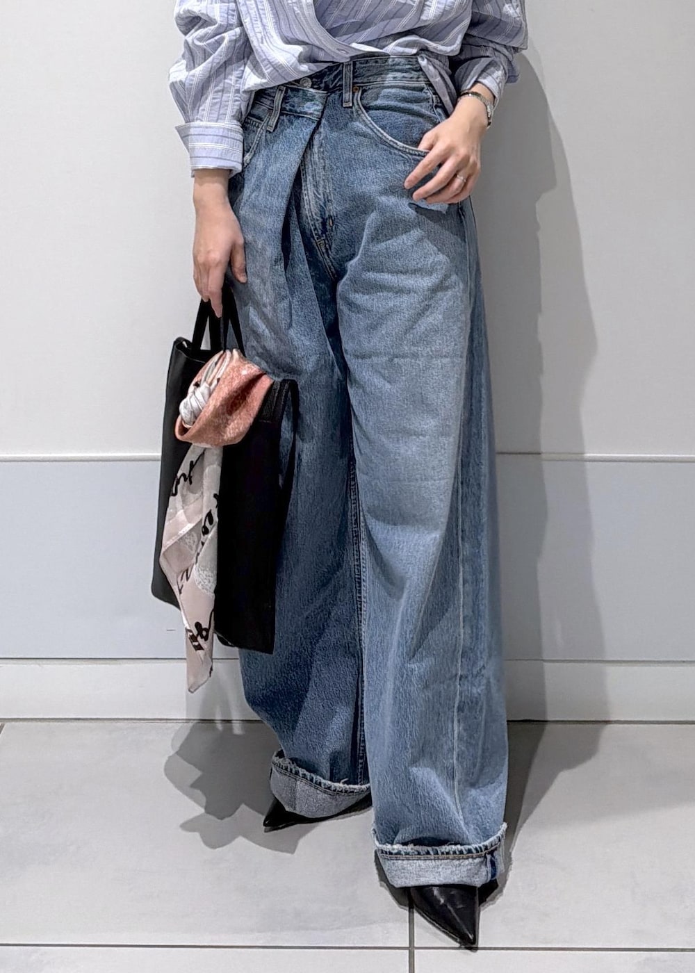 ブルー系のシャツ/ブラウス、ブルー系のデニムパンツを着用したレディースの冬コーディネートの9枚目の写真